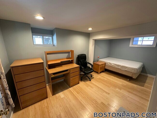 Building Photo - 17 Holman St