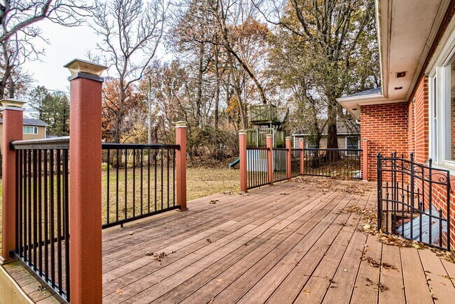 Deck - 2820 Ontario St