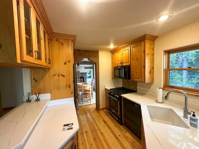 Building Photo - 233 Timberline Rd