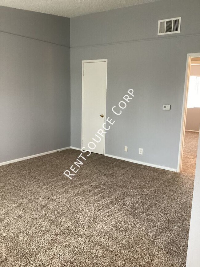 Building Photo - 2 bedroom 1 bath duplex in Lancaster