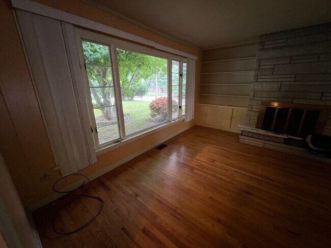 Living room facing the front yard. - 707 S High St
