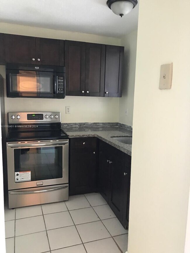 Foto del edificio - 498 NW 165th St