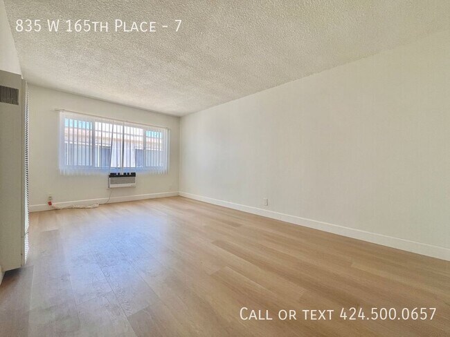 Foto del edificio - 835 W 165th Pl