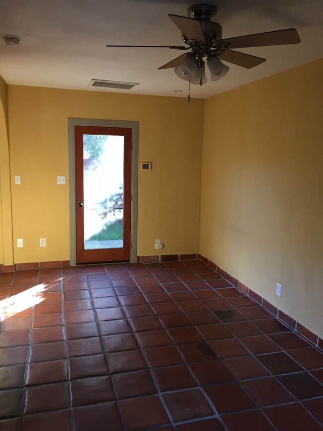 sala de estar - 440 W Lemon Ave