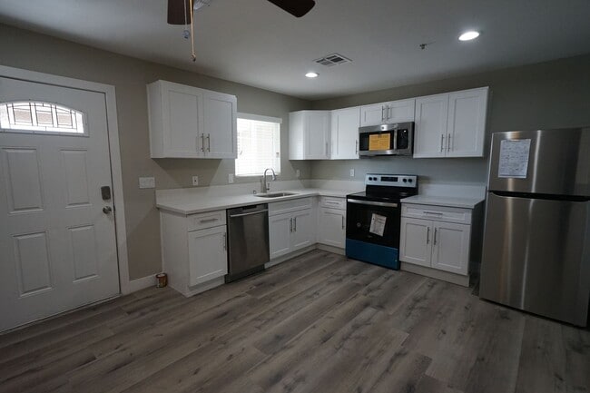 Building Photo - 1175 S Mojave Rd