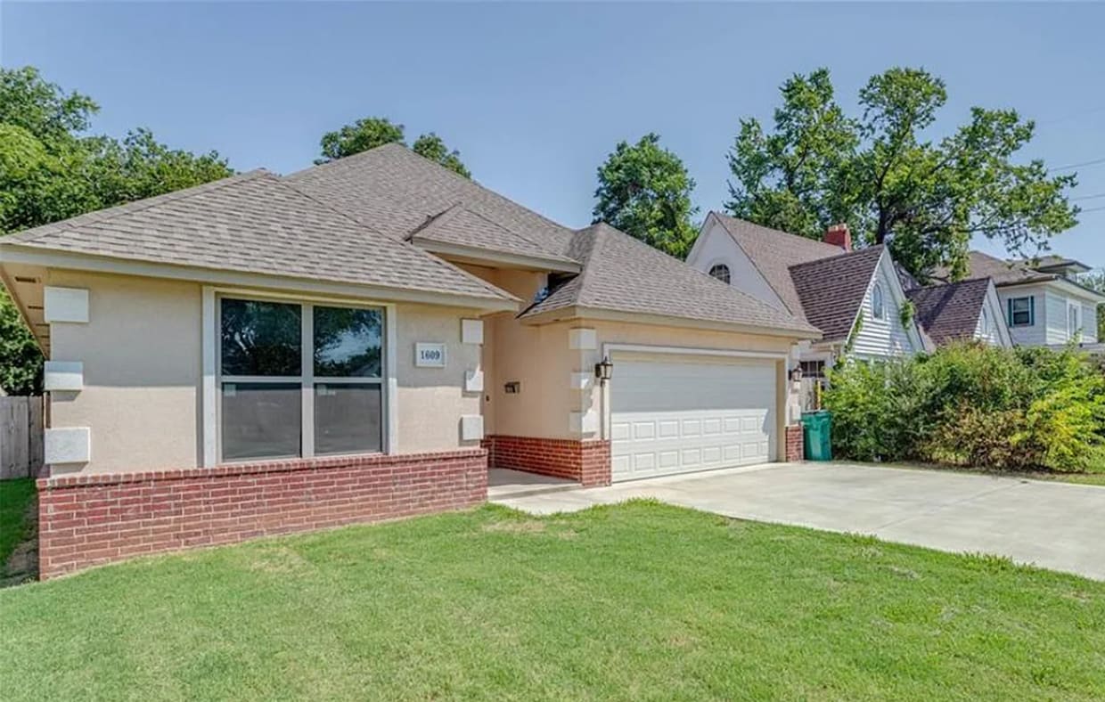Primary Photo - Spacious 3 Bedroom 2.5 Bath Home Near Okla...