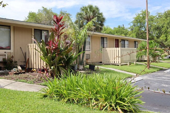 Building Photo - The Perfect Location. The Best Price. 1 Mo...