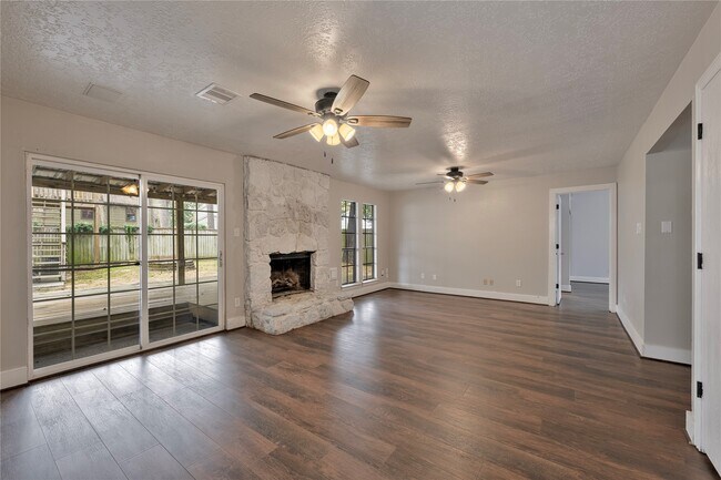 Foto del edificio - 4131 Valley Haven Dr