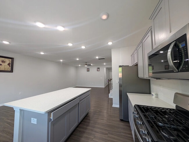 Foto del edificio - Room in Townhome on Regal Dr
