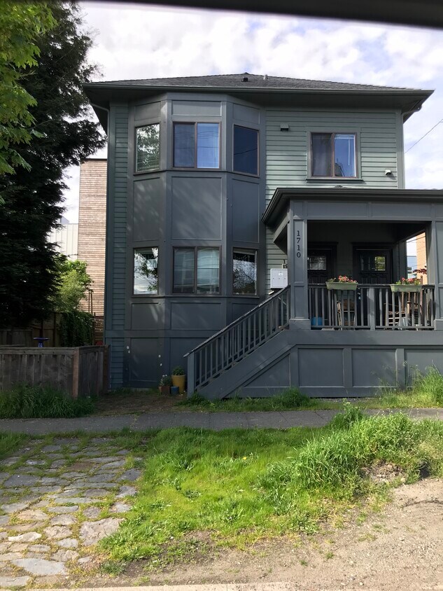 Primary Photo - 1710 E Columbia St
