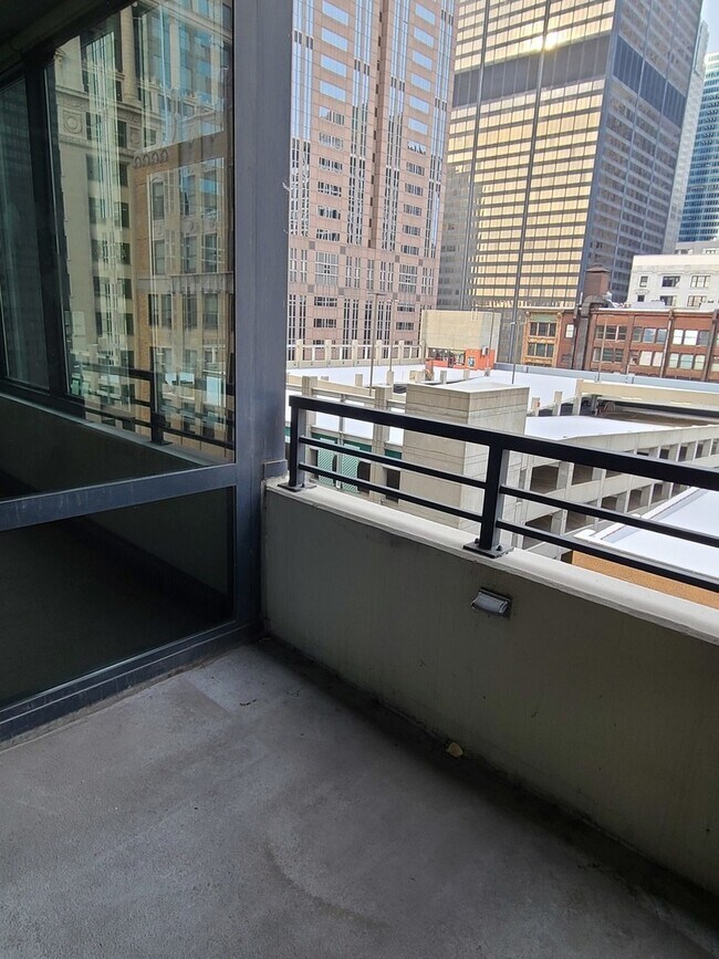 Building Photo - 235 W Van Buren St