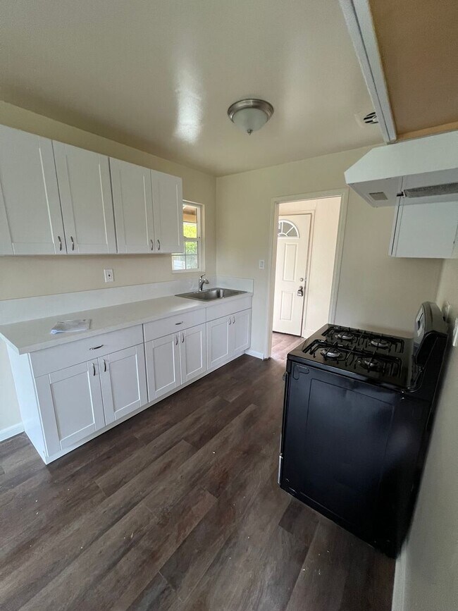 Building Photo - Beautiful 3 Bed and 1.5 Bath Home with 2 Car Garage Rent $2,250.00