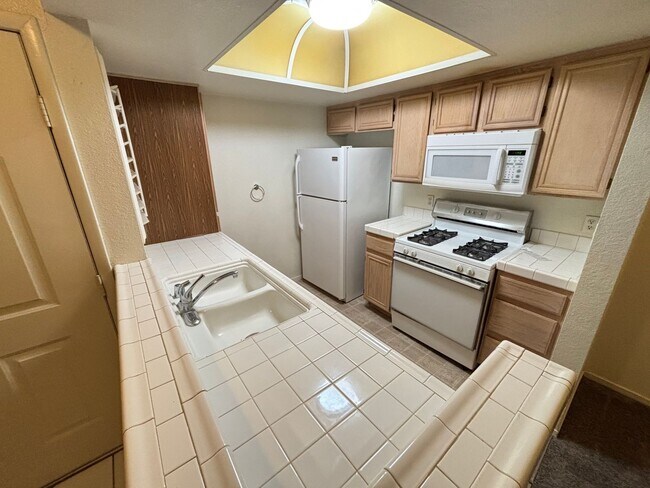 Foto del edificio - Spacious 1BED/1BATH 2nd floor Condo in La Posada at Summerlin.