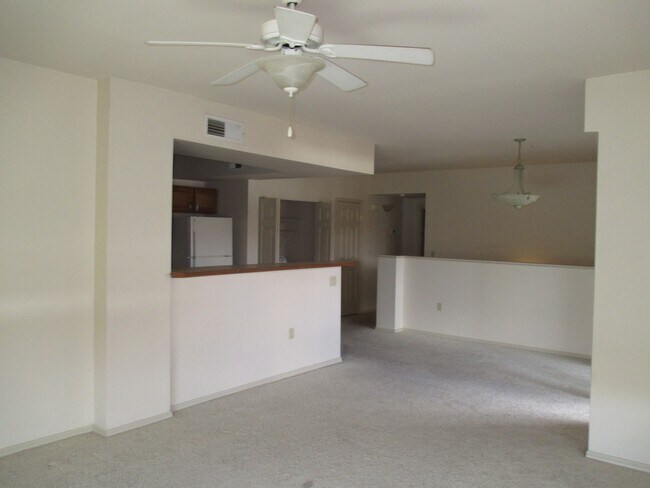 Building Photo - 1 Bedroom, 1 Bath with a Single Car Garage