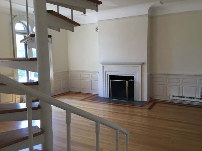 Building Photo - 385 State St