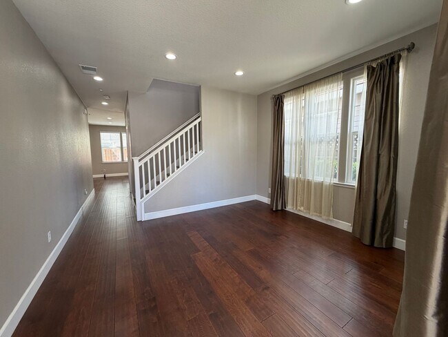 Foto del edificio - Luxurious 4 Bedroom 2.5 Bath Home.