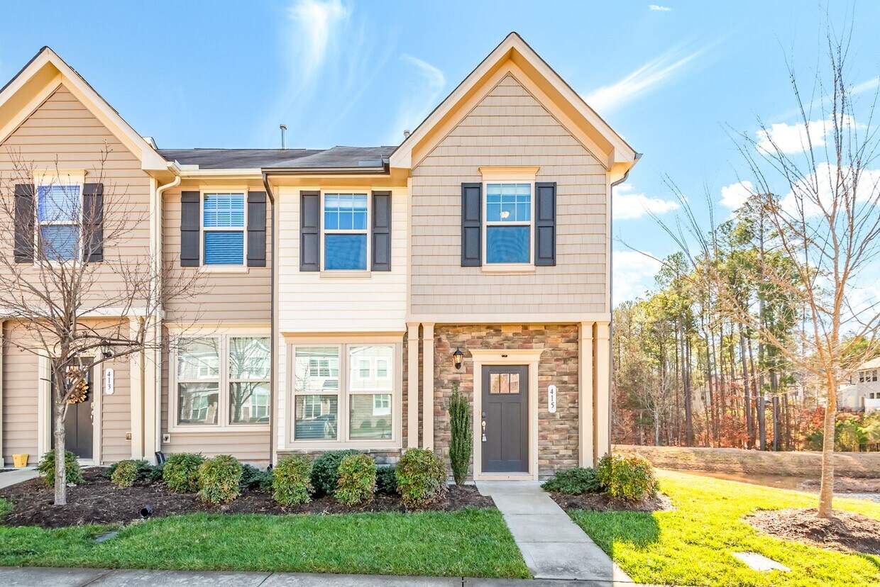 Primary Photo - Excellent 3 Br Townhouse with Community Pool!