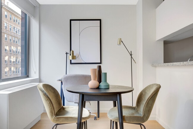 Building Photo - 255 W 94th St