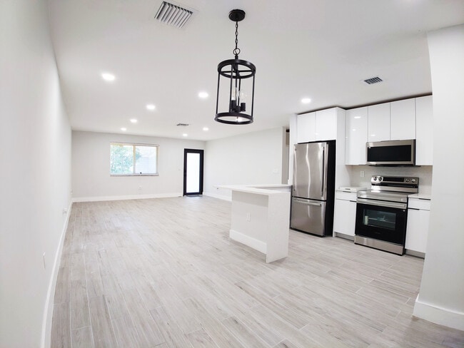 141 Comedor - 141 NE 183rd Ter