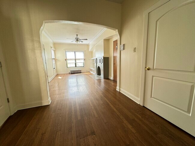 LIVING ROOM / DINING ROOM - 946 W Windsor Ave