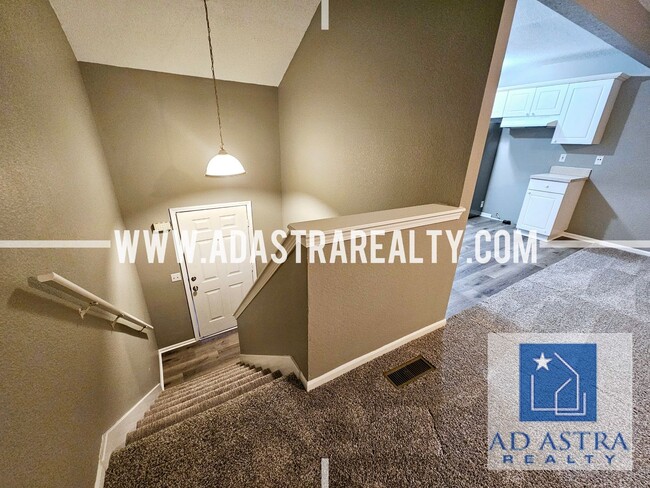 Building Photo - 2 Bedroom 2 Bath Townhouse in North Kansas...