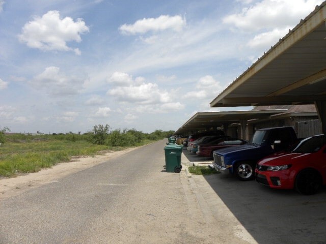 Parking - 902 W Emerald Dr
