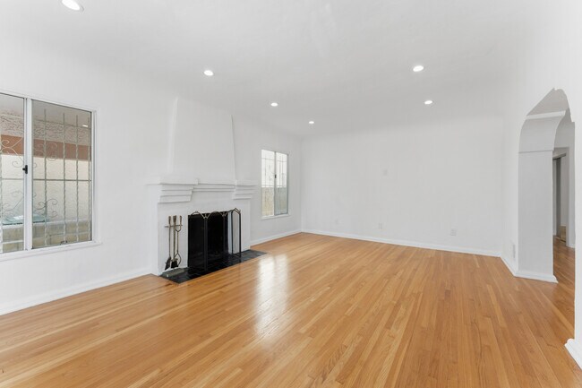 Foto del edificio - 824 S Holt Ave