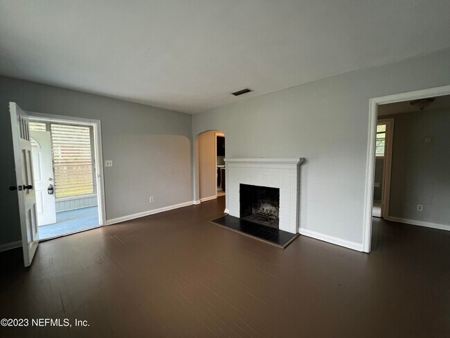 Foto del edificio - 5543 Lakewood Cir E