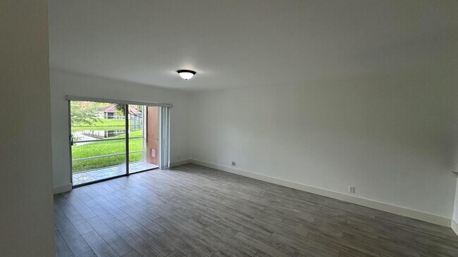 Foto del edificio - 9991 Three Lakes Cir