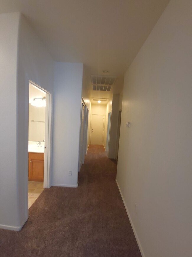 Building Photo - NICE AND AFFORDABLE TOLLESON HOME!