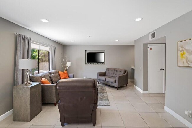 Foto del edificio - 43376 Cook St