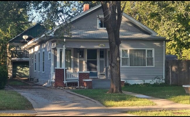 Building Photo - 406 E 1st St