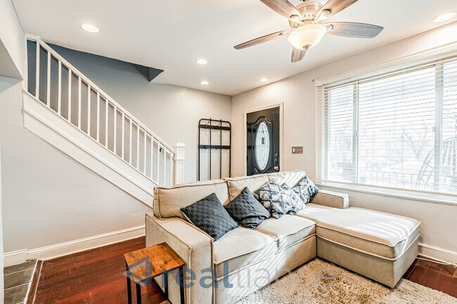 Photo - 2302 E St NE House