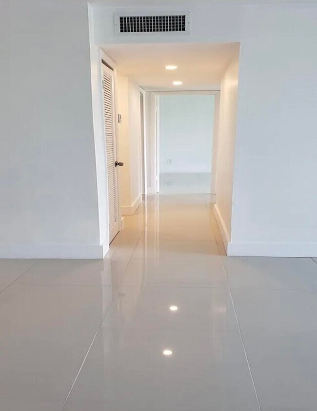 Building Photo - 9170 Fontainebleau Blvd