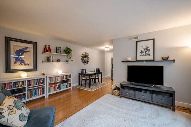 Building Photo - Beautiful 1 BR/1 BA Condo in Columbia Heig...