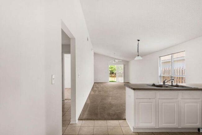 Foto del edificio - "Charming 3-Bedroom Home in Shalimar!"