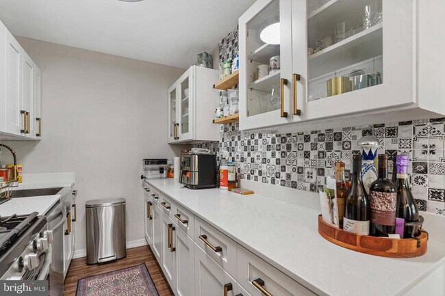 Building Photo - Welcome to this lovely and spacious fully remodeled 1 bedroom, 1 bath condo at The Cavendish