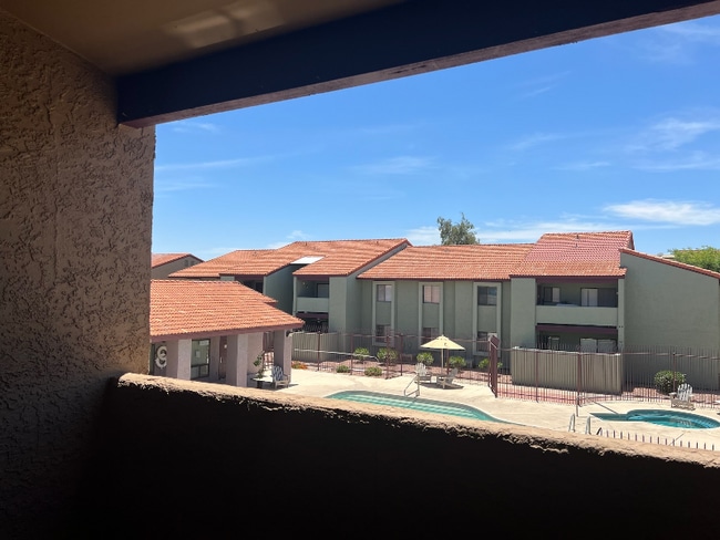 Building Photo - 2194 N Pantano Rd