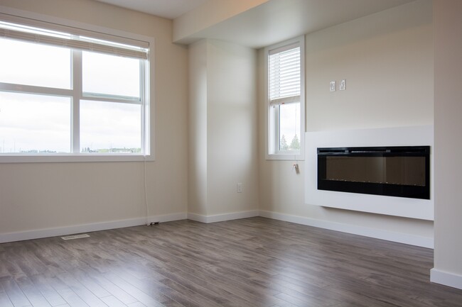 Building Photo - 655-655 Watt Blvd SW
