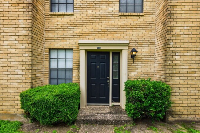 Building Photo - 8400 Jamestown Dr
