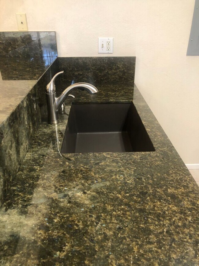 Foto del edificio - Beautiful 2 Bedroom UPGRADED condo for rent!