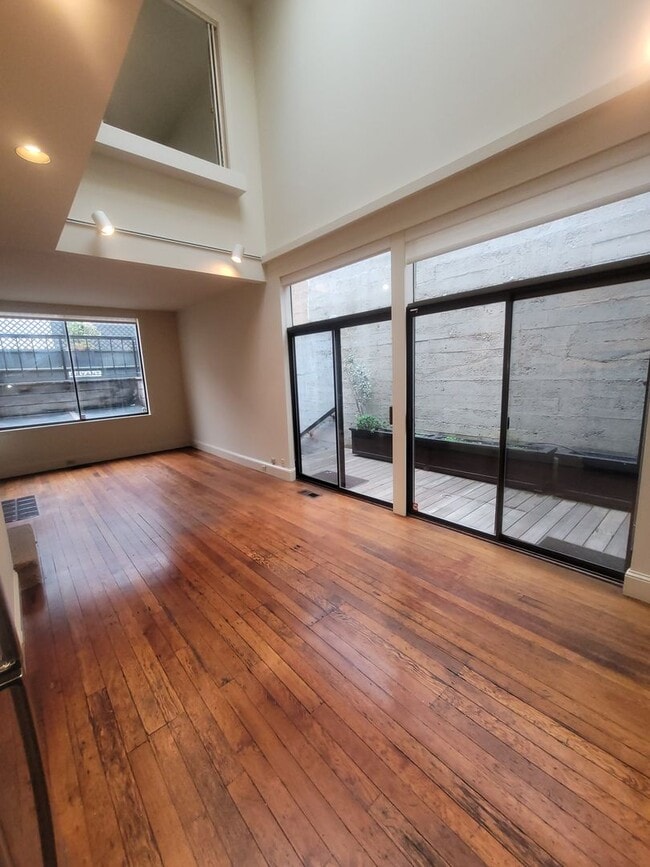 Building Photo - 2BR/1.5BA Loft w/ Garage Parking in Conven...