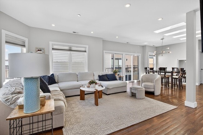 Building Photo - 15 W Bellflower St