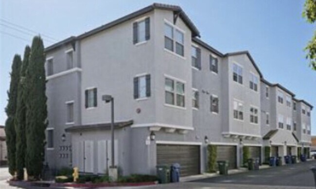 Foto del edificio - 2 Bedroom, 2.5 Bath Tri-level townhouse in Signal Hill