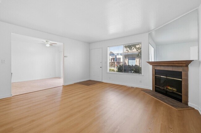 Foto del edificio - Updated Townhome with Garage!