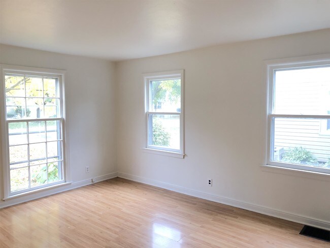Building Photo - 478 Sunset Dr