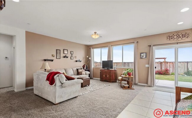 Foto del edificio - Spacious 3BD/2BA Home in Bakersfield's 93313 — Fully Equipped, Garage & Small Pets Welcome!