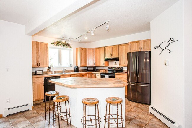 Foto del edificio - Convenient Location! Lots of Space and Lig...