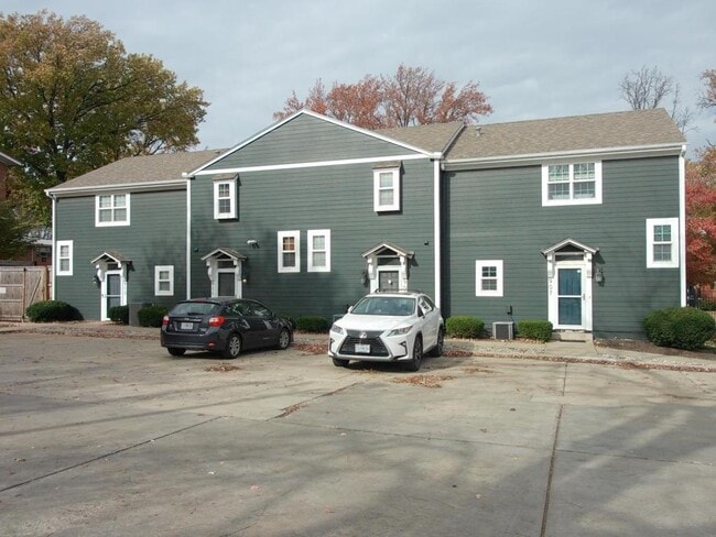 Building Photo - 909 W 41st Pl