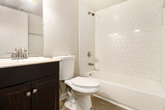 Foto del edificio - 3 Bedroom, 2 Bath Duplex near the Beltline